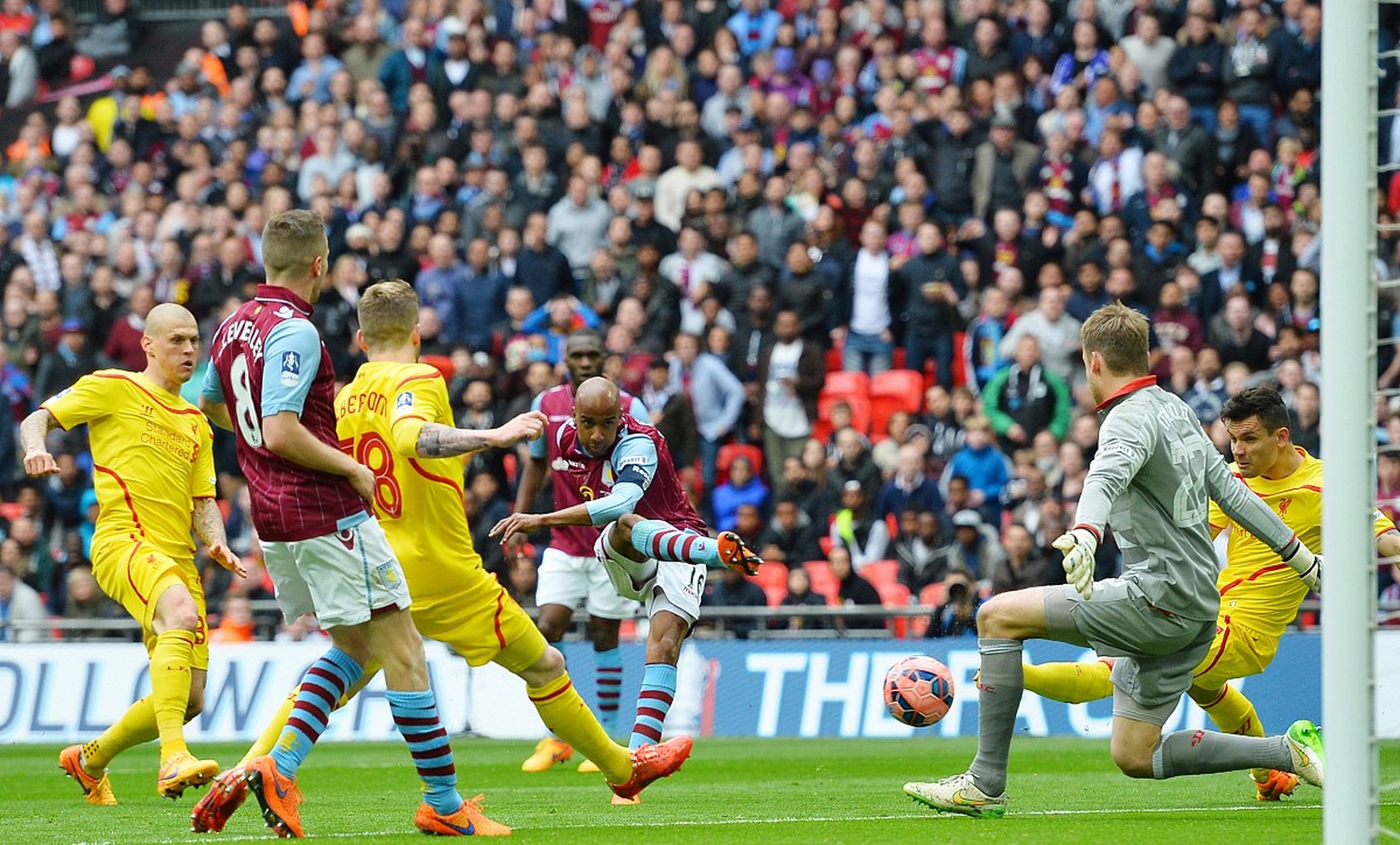 精彩足球对决震撼世界，全球球迷疯狂呐喊