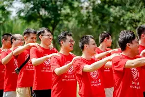 队员合作默契，在比赛中相互配合，协同作战获胜(队员合作默契,在比赛中相互配合,协同作战获胜的例子)