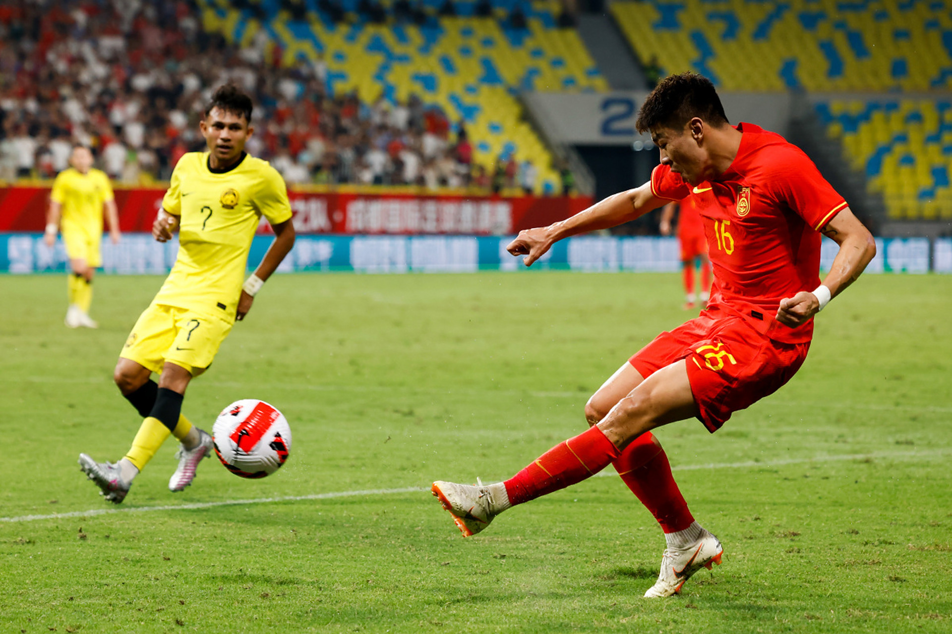 国内足球联赛精彩纷呈,球员表现引人注目的是 国内足球联赛精彩纷呈,球员表现引人注目的是