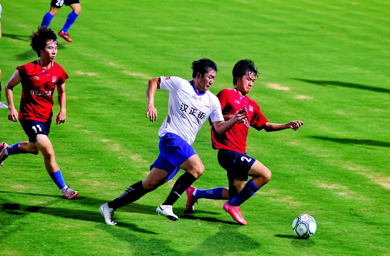 国内足球联赛精彩纷呈,球员表现引人注目的是 国内足球联赛精彩纷呈,球员表现引人注目的是