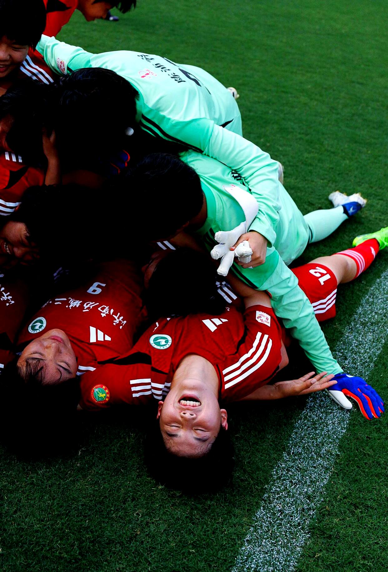 足球狂欢！球迷们将共同见证一场精彩对决！的简单介绍