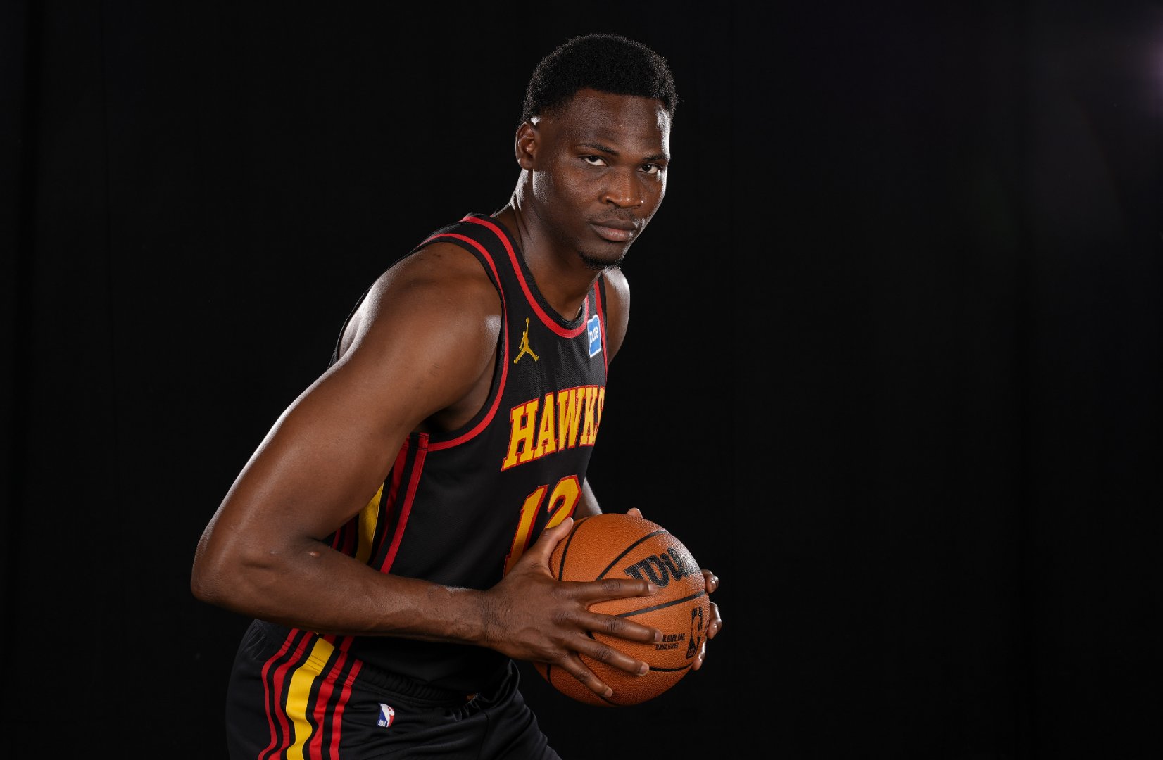 火箭队正在寻找替代中锋解决内线问题(搜索火箭队)