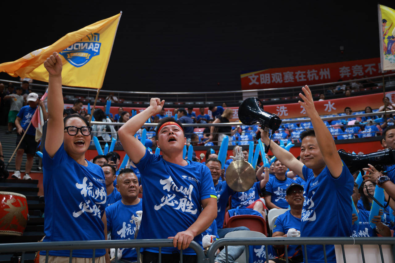 热血澎湃的篮球对决点燃了球迷们的热情的简单介绍