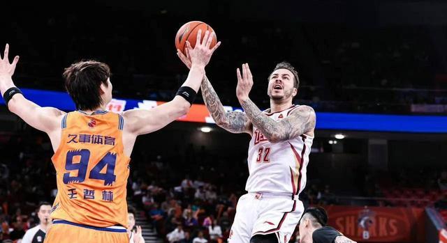 热血澎湃的篮球对决点燃了球迷们的热情的简单介绍